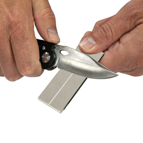 accusharp-diamond-pocket-hook-sharpening-stone-lifestyle-2