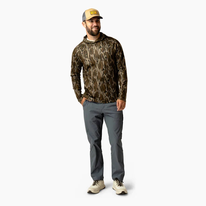 aftco-coastal-layer-mossy-oak-hooded-shirt-og-bottomland-model-full