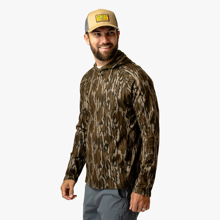 aftco-coastal-layer-mossy-oak-hooded-shirt-og-bottomland-model-side