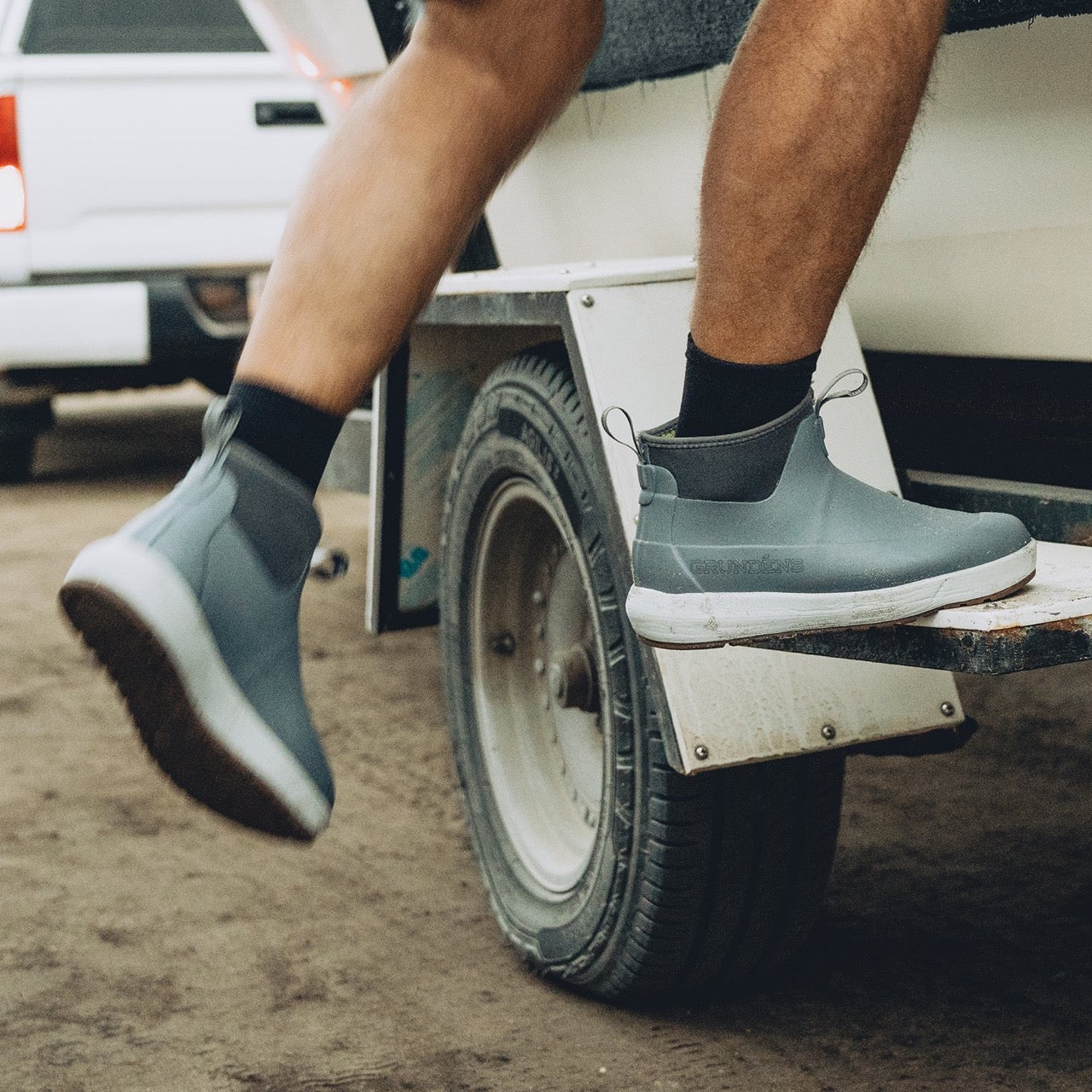 grundens-deck-runner-ankle-fishing-boot-smoke-grey-lifestyle-2