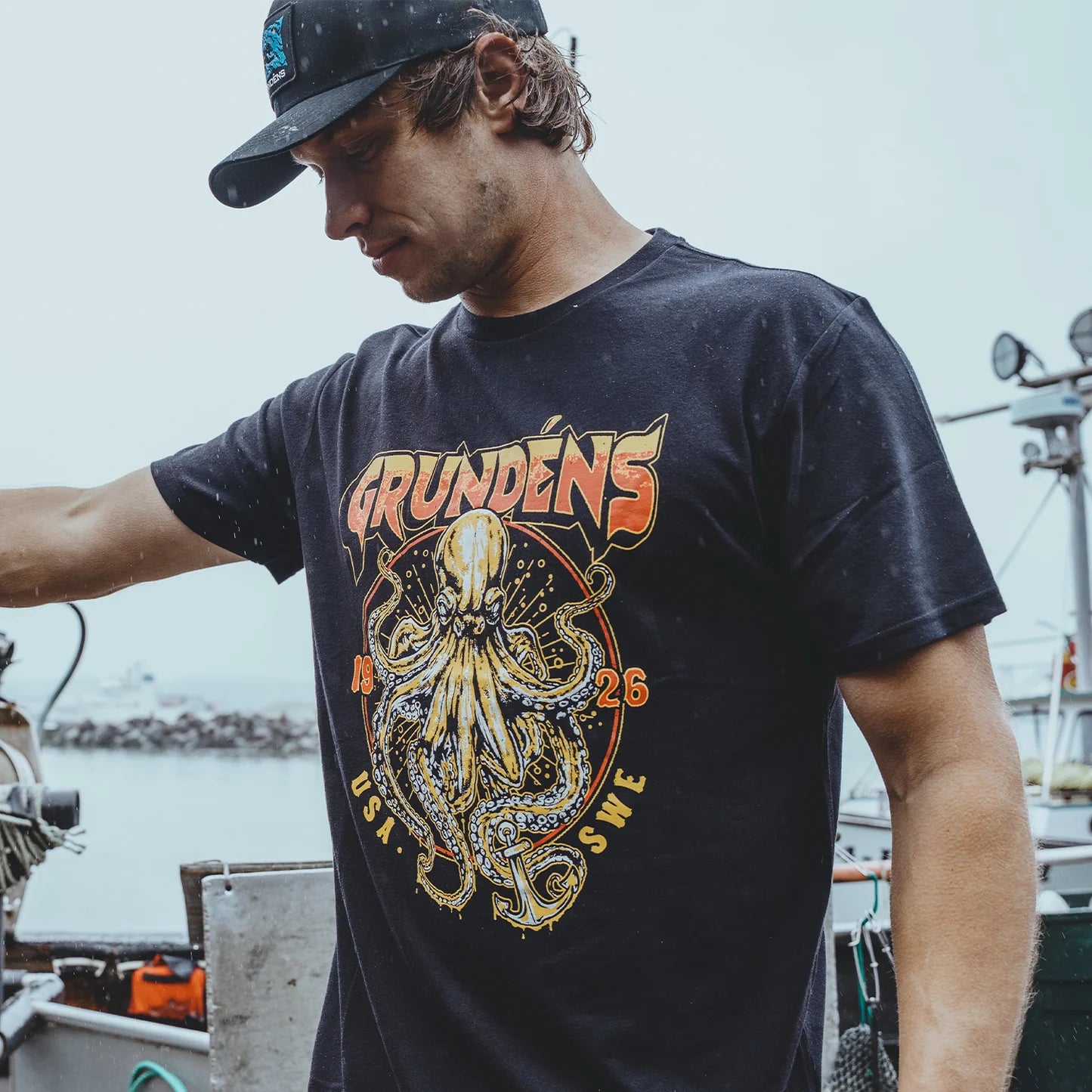grundens-rocktopus-short-sleeve-t-shirt-black-lifestyle