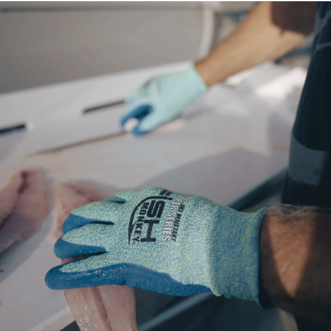 fish-monkey-gripper-cut-resistant-fish-filleting-glove-lifestyle-1