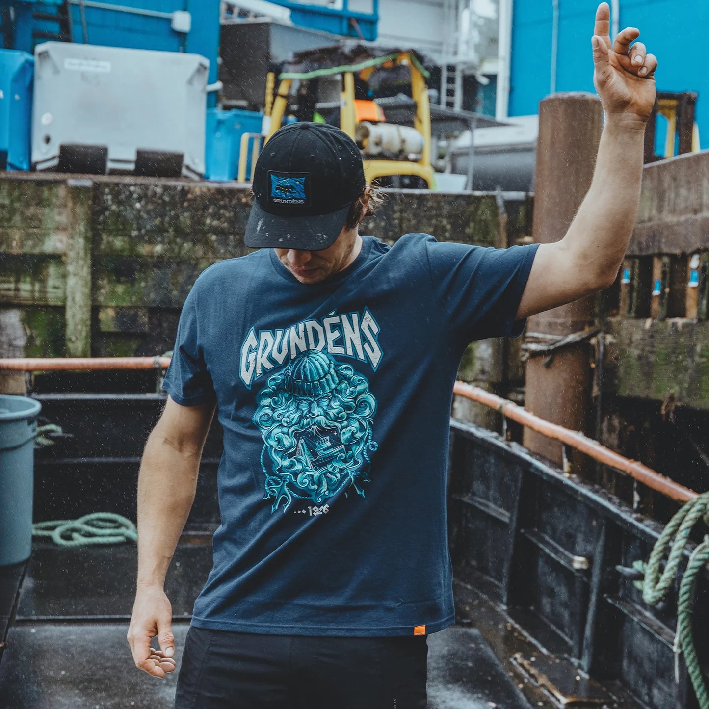 grundens-njord-short-sleeve-t-shirt-dark-navy-lifestyle